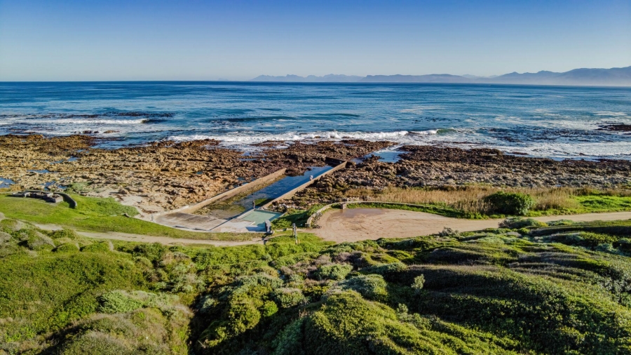 4 Bedroom Property for Sale in Perlemoenbaai Western Cape